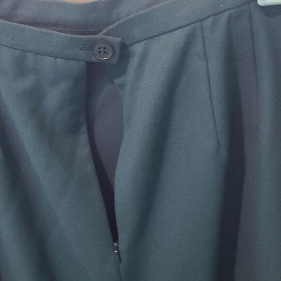 Size 8 Carlisle Ladies Skirt and Jacket Suit in Green Wool With Velvet Collar - Picture 14 of 16